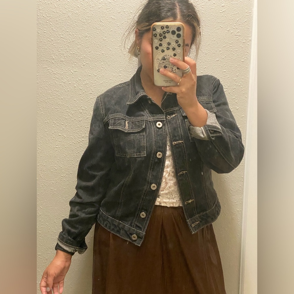 denim levi’s jean jacket in vintage black or a dark grey with contrast stitching